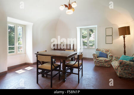 Wohnzimmer, alten Interieur mit Tisch und vier Stühlen Stockfoto