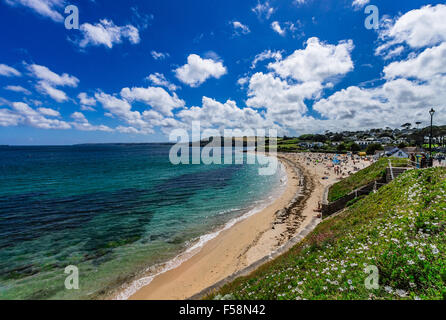 Einen schönen und bunten Sommertag am Gyllyngvase Strand in Falmouth, Cornwall, UK. Stockfoto