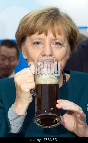 Hefei, China. 30. Oktober 2015. Bundeskanzlerin Angela Merkel trinkt aus einem Glas dunkel ein alkoholfreies Bier an der Deutschen Akademie der Universität Hefei in Hefei, China, 30. Oktober 2015. Merkel ist zu einem zweitägigen offiziellen Besuch nach China. Foto: Soeren Stache/Dpa/Alamy Live News Stockfoto