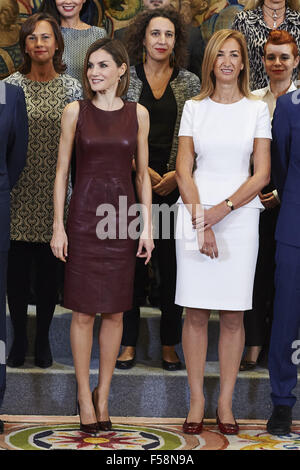 Madrid, Spanien. 30. Oktober 2015. Königin Letizia von Spanien besucht ein Publikum mit einer Darstellung der Organisatoren des X-Ausgabe des "Yo Dona-Magazin" International Awards am Palacio De La Zarzuela am 30. Oktober 2015 Credit: Jack Abuin/ZUMA Draht/Alamy Live News Stockfoto