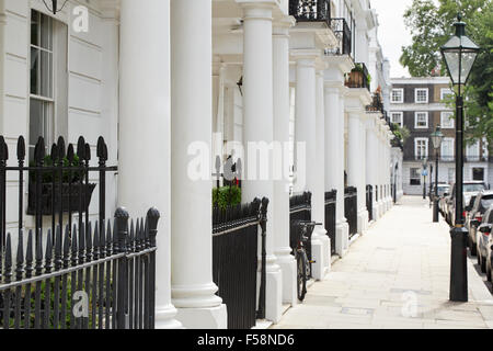 Schöne weiße Edwardian Häuserreihe in Kensington, London Stockfoto