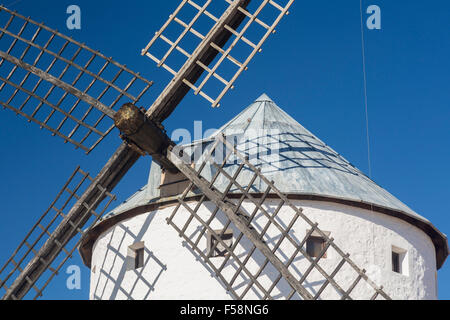 Detail der erhaltenen historischen Windmühle auf Ebene oberhalb Campo de Criptana in Castilla-La Mancha, Spanien Stockfoto