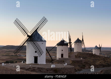 Erhaltene historische La Mancha Windmühlen auf Hügel über Consuegra in Castilla-La Mancha, Spanien Stockfoto