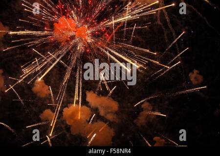 Feuerwerk gegen einen dunklen Himmel explodieren Stockfoto