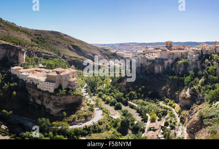 Parador-Hotel (L) in der alten Kloster St. Paul in Hügel Stadt Cuenca (R) in Castilla-La Mancha, Spanien, Europa Stockfoto