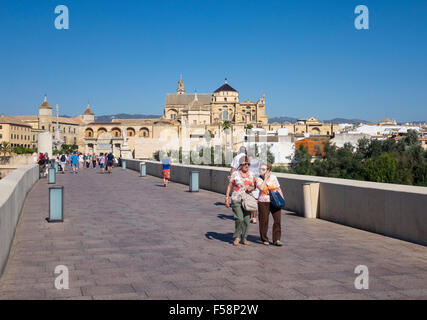 Cordoba-Stadt, Spanien - Brücke führt zur Moschee und Kathedrale unserer lieben Frau Mariä Himmelfahrt in Córdoba, Andalusien, Spanien Stockfoto