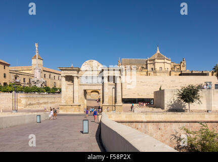 Córdoba, Andalusien, Spanien - Brücke führt zur Moschee und Kathedrale unserer lieben Frau Mariä Himmelfahrt Stockfoto