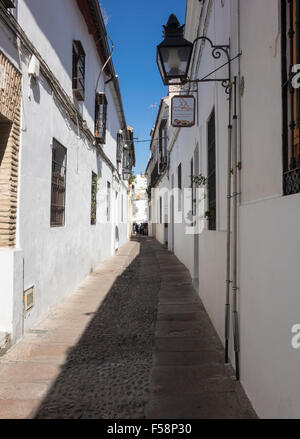 Schmale Straße im jüdischen Viertel von Córdoba, Spanien, Europa Stockfoto