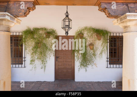 Eingang im Schatten der Balkon in den Palast von Viana in Córdoba, Andalusien, Spanien Stockfoto