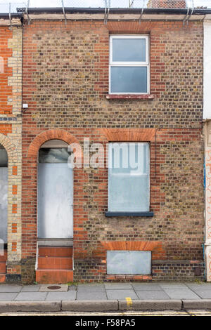 Eine leere Reihenhaus vernagelt. Stockfoto