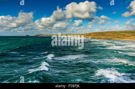 Perranporth Strand, Cornwall, UK mit stürmischen Wellen an einem sonnigen frühen Abend. Stockfoto