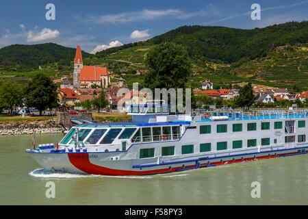 Vergnügungsschiff Vista Fidelio übergibt Weissenkirchen an der Donau in der Wachau, Niederösterreich. Stockfoto