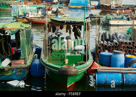 Chinesische kleine Fischerboote vertäut im Hafen von Cheung Chau Hong Kong. Stockfoto