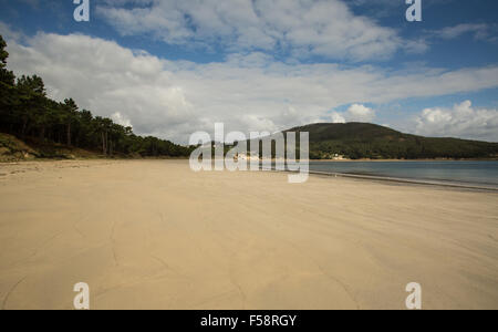 Sanfte Wasser und Sand an einem Strand in Galizien, Spanien Stockfoto