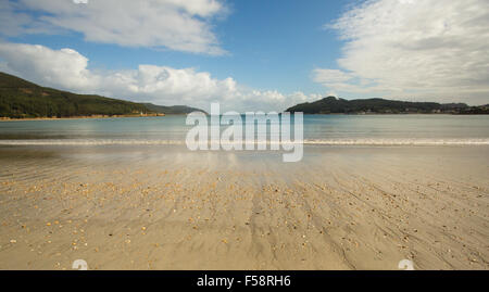 Sanfte Wasser und nassen Sand Strand in Galizien, Spanien Stockfoto