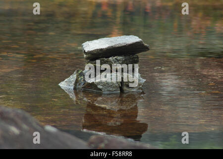 Stapel von Steinen im Wasser Stockfoto