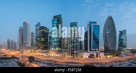 Skyline Panorama der neuen Bürotürmen nachts in Business Bay Viertel von Dubai Vereinigte Arabische Emirate Stockfoto