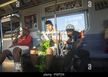 Jungs im Teenageralter reiten den F-Zug nach Hause von Coney Island an einem Sommernachmittag. Stockfoto