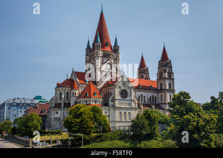 St. Francis of Assisi Church auch bekannt als Mexiko katholische Kirche oder Kaiser-Jubiläums-Kirche neben der Donau, Wien, Österreich. Stockfoto