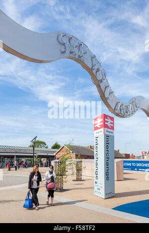 Eingang mit Zeichen zum Bahnhof und Busbahnhof in Skegness Interchange, Skegness, Lincolnshire, England, Großbritannien Stockfoto