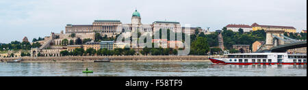 Blick über die Donau in Richtung Schloss Buda und Castle Hill, Budapest, Ungarn. Stockfoto