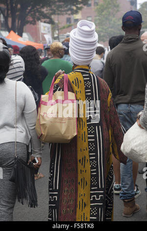 Frau mit einem unverwechselbaren Wrap, an der Atlantikküste Antic Street Fair in Brooklyn, New York. Stockfoto