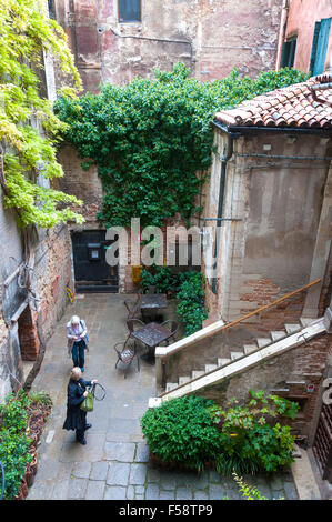 Palazzo Fortuny, Kunstgalerie, Venedig, Italien. Im Inneren des Museums-Innenhof Stockfoto