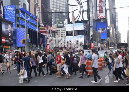 Nur ein weiterer Tag mit Touristen auf der Straße in Times Square in New York City gestaut. Stockfoto