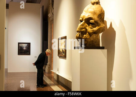 Ca' Pesaro internationale Galerie für moderne Kunst, Venedig, Italien. Ein Mann schaut Exponate. Stockfoto