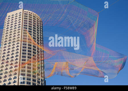 Aerial Skulptur von Janet Echelman hängen über der Innenstadt von Boston vor blauem Himmel. Stockfoto