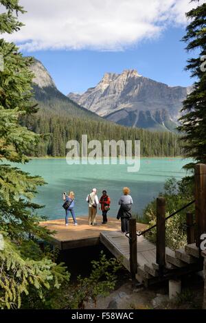 Touristen bewundern die Aussicht von einer Promenade am Emerald Lake im Yoho Nationalpark, Britisch-Kolumbien, Kanada Stockfoto