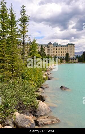 Küste im Château Lake Louise im Banff Nationalpark, Alberta, Canada Stockfoto