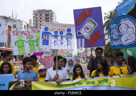 Dhaka, Bangladesch. 30. Oktober 2015. Bangladeshi Jugend gemacht zu Bewusstsein führen von Farben anlässlich des internationalen Bleivergiftung Prävention Woche in Dhaka in Dhaka am 30. Oktober zu beseitigen-Rallye, 2015.Lead Vergiftung ist völlig vermeidbar, noch Bleibelastung auf Konto 0,6 % der globalen Krankheitslast, mit der höchsten Belastung in Entwicklungsregionen geschätzt wird. Kindheit Bleibelastung schätzungsweise jährlich etwa 600.000 neue Fälle von Kindern mit geistiger Behinderung beitragen. Bildnachweis: ZUMA Press, Inc./Alamy Live-Nachrichten Stockfoto