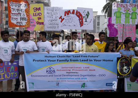 Dhaka, Bangladesch. 30. Oktober 2015. Bangladeshi Jugend gemacht zu Bewusstsein führen von Farben anlässlich des internationalen Bleivergiftung Prävention Woche in Dhaka in Dhaka am 30. Oktober zu beseitigen-Rallye, 2015.Lead Vergiftung ist völlig vermeidbar, noch Bleibelastung auf Konto 0,6 % der globalen Krankheitslast, mit der höchsten Belastung in Entwicklungsregionen geschätzt wird. Kindheit Bleibelastung schätzungsweise jährlich etwa 600.000 neue Fälle von Kindern mit geistiger Behinderung beitragen. Bildnachweis: ZUMA Press, Inc./Alamy Live-Nachrichten Stockfoto