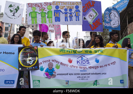 Dhaka, Bangladesch. 30. Oktober 2015. Bangladeshi Jugend gemacht zu Bewusstsein führen von Farben anlässlich des internationalen Bleivergiftung Prävention Woche in Dhaka in Dhaka am 30. Oktober zu beseitigen-Rallye, 2015.Lead Vergiftung ist völlig vermeidbar, noch Bleibelastung auf Konto 0,6 % der globalen Krankheitslast, mit der höchsten Belastung in Entwicklungsregionen geschätzt wird. Kindheit Bleibelastung schätzungsweise jährlich etwa 600.000 neue Fälle von Kindern mit geistiger Behinderung beitragen. Bildnachweis: ZUMA Press, Inc./Alamy Live-Nachrichten Stockfoto