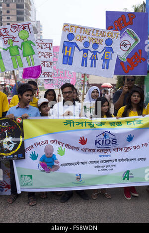 Dhaka, Bangladesch. 30. Oktober 2015. Bangladeshi Jugend gemacht zu Bewusstsein führen von Farben anlässlich des internationalen Bleivergiftung Prävention Woche in Dhaka in Dhaka am 30. Oktober zu beseitigen-Rallye, 2015.Lead Vergiftung ist völlig vermeidbar, noch Bleibelastung auf Konto 0,6 % der globalen Krankheitslast, mit der höchsten Belastung in Entwicklungsregionen geschätzt wird. Kindheit Bleibelastung schätzungsweise jährlich etwa 600.000 neue Fälle von Kindern mit geistiger Behinderung beitragen. Bildnachweis: ZUMA Press, Inc./Alamy Live-Nachrichten Stockfoto