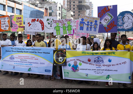 Dhaka, Bangladesch. 30. Oktober 2015. Bangladeshi Jugend gemacht zu Bewusstsein führen von Farben anlässlich des internationalen Bleivergiftung Prävention Woche in Dhaka in Dhaka am 30. Oktober zu beseitigen-Rallye, 2015.Lead Vergiftung ist völlig vermeidbar, noch Bleibelastung auf Konto 0,6 % der globalen Krankheitslast, mit der höchsten Belastung in Entwicklungsregionen geschätzt wird. Kindheit Bleibelastung schätzungsweise jährlich etwa 600.000 neue Fälle von Kindern mit geistiger Behinderung beitragen. Bildnachweis: ZUMA Press, Inc./Alamy Live-Nachrichten Stockfoto