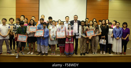 Dhaka, Bangladesch. 30. Oktober 2015. Gewinner besuchen eine Foto-Session mit den Gästen nach einem chinesischen Wissens-Wettbewerb an der North South University in Dhaka, Bangladesch, 30. Oktober 2015. Insgesamt 16 Teilnehmer besuchten den Wettbewerb, organisiert von der Botschaft der Volksrepublik China in Dhaka, Bangladesch. Bildnachweis: Shariful Islam/Xinhua/Alamy Live-Nachrichten Stockfoto