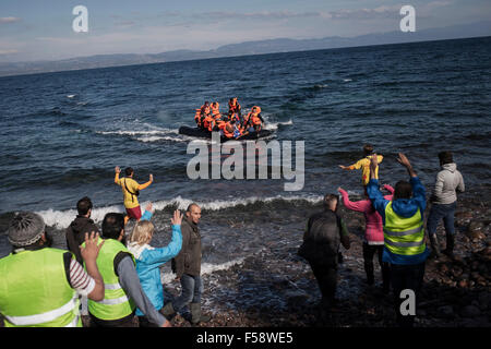 Lesbos, Griechenland. 30. Oktober 2015. Freiwilligen, so dass ein Signal zu einem Schlauchboot Boot voller Flüchtlinge und Migranten, Lesbos Insel, Griechenland aus der Türkei am 30. Oktober 2015. Foto: Sokrates Baltagiannis/Dpa (Zu Dpa Vom 30.10.2015) Credit: Dpa picture-Alliance/Alamy Live News Stockfoto