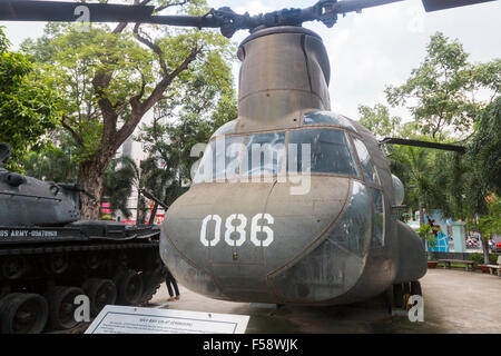 Das Boeing Chinook Helicopter war Remnants Museum in Ho Chi Minh City beherbergt Ausstellungen zum Ersten Indochina-Krieg und zum Vietnamkrieg Stockfoto