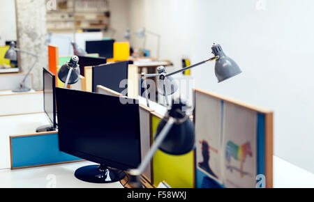 Leere Büroeinrichtung mit Computern und Lampen Stockfoto