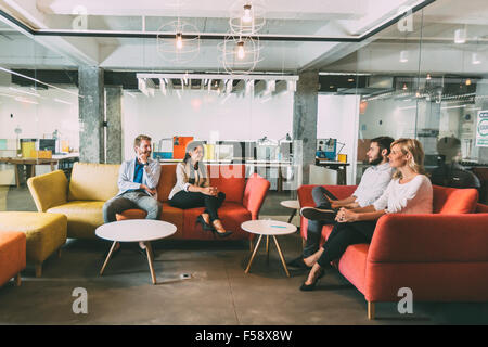 Gruppe junger intelligente Leute sprechen im modernen café Stockfoto