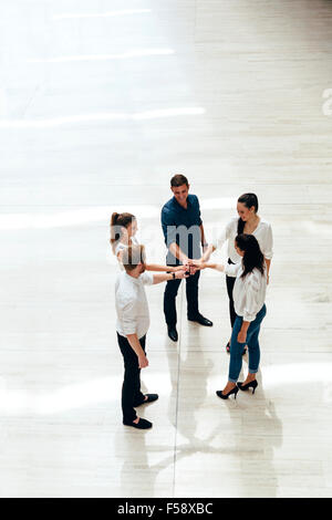Geschäftliche Zusammenarbeit. Menschen mit verbundenen Händen. Union. Ansicht von oben Stockfoto