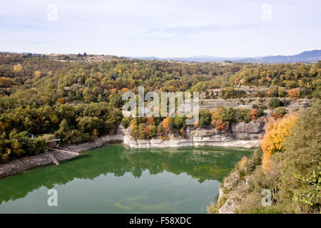 Blick vom Kloster von Sant Pere de Casserres in Ter Fluss und Sau Reservoir, Katalonien (Spanien) Stockfoto