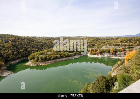 Blick vom Kloster von Sant Pere de Casserres in Ter Fluss und Sau Reservoir, Katalonien (Spanien) Stockfoto