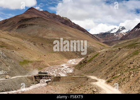 Indien, Himachal Pradesh, Losar, Bus Kreuzung Brücke über Spiti Fluss fließt nach unten vom Kunzum-La pass Stockfoto