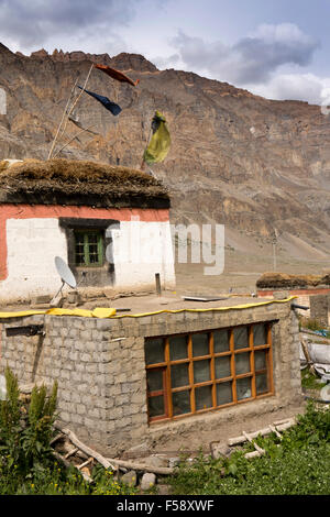 Indien, Himachal Pradesh, Spiti Valley, Losar Dorf, moderne Betonblock Erweiterung traditioneller Bauernhof Stockfoto