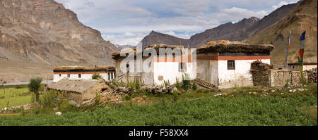 Indien, Himachal Pradesh, Spiti Valley, Losar Dorf gebaut traditionell flach gedeckte Bauernhäuser, Panorama Stockfoto