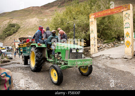 Losar Dorf, Gruppe von Reisenden zu Feldern im John Deere Traktoranhänger, Spiti Valley, Himachal Pradesh, Indien Stockfoto