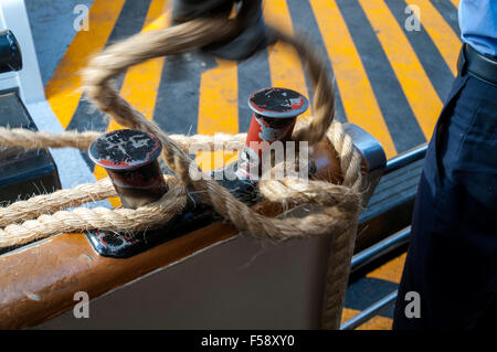 Anlegen einer Vaporetto Haltestelle am Canal Grande, Venedig, Italien Stockfoto